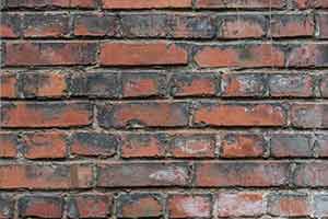 Feuchtigkeit an der Außenmauer speichert Wärme nicht sondern führt diese nach außen ab Diese feuchte Aussenmauer führt Heizenergie nach unten ab und speichert Wärme nicht mehr