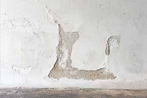 Putzschaden an feuchtem Mauerwerk Putzabplatzungen an nasser Wand