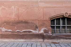 Salpeterschaden an einer Wand - Salze zerstören das Mauerwerk Salzbildung zerstzt das Mauerwerk schleichend
